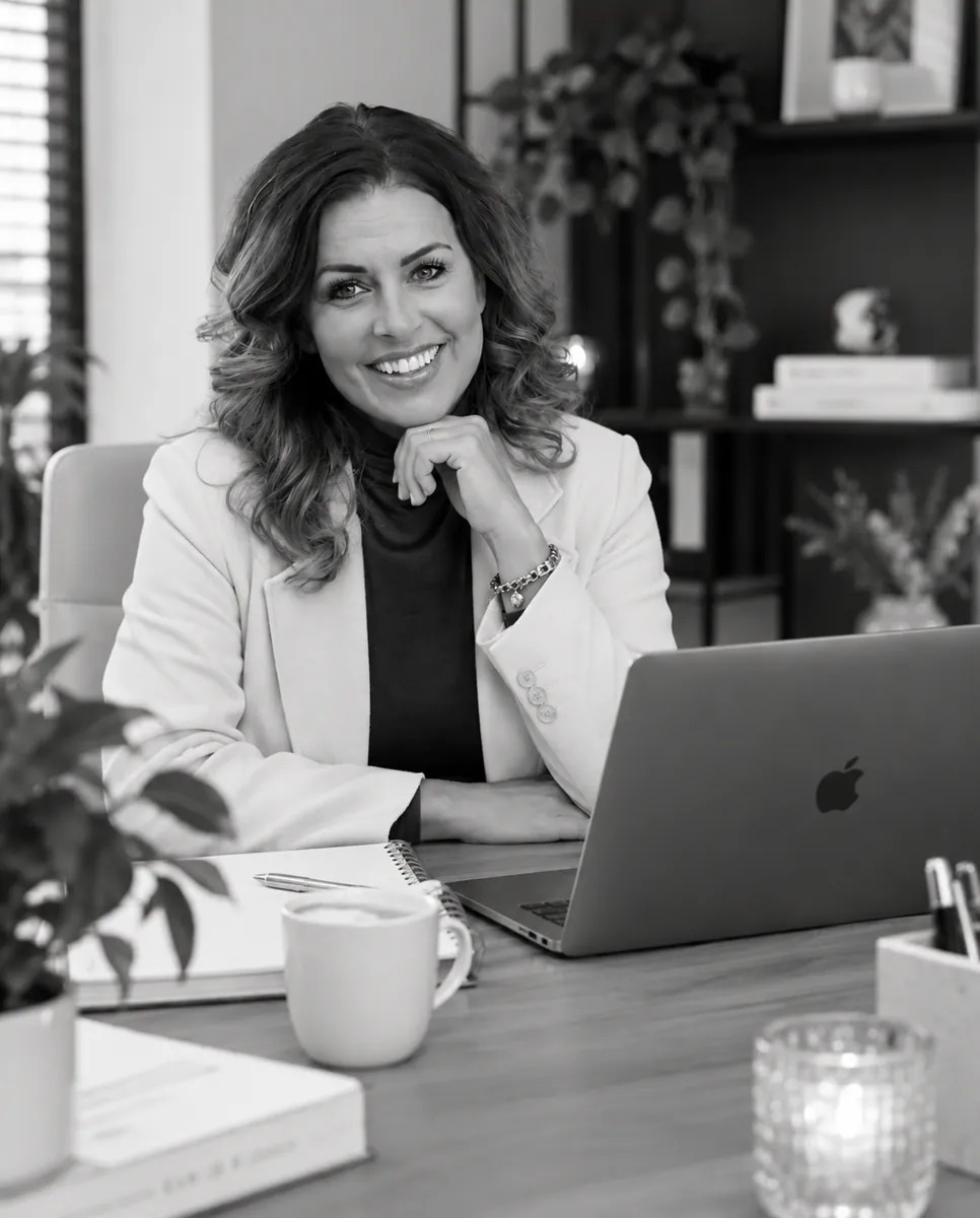 Monique Schepers aan haar bureau